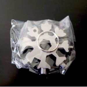 18-1 Stainless Steel Multitool snowflake keychain